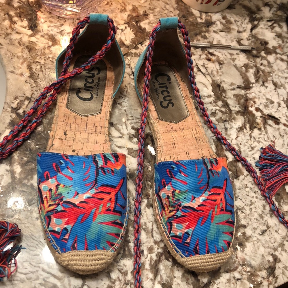 Tie up sandal flat